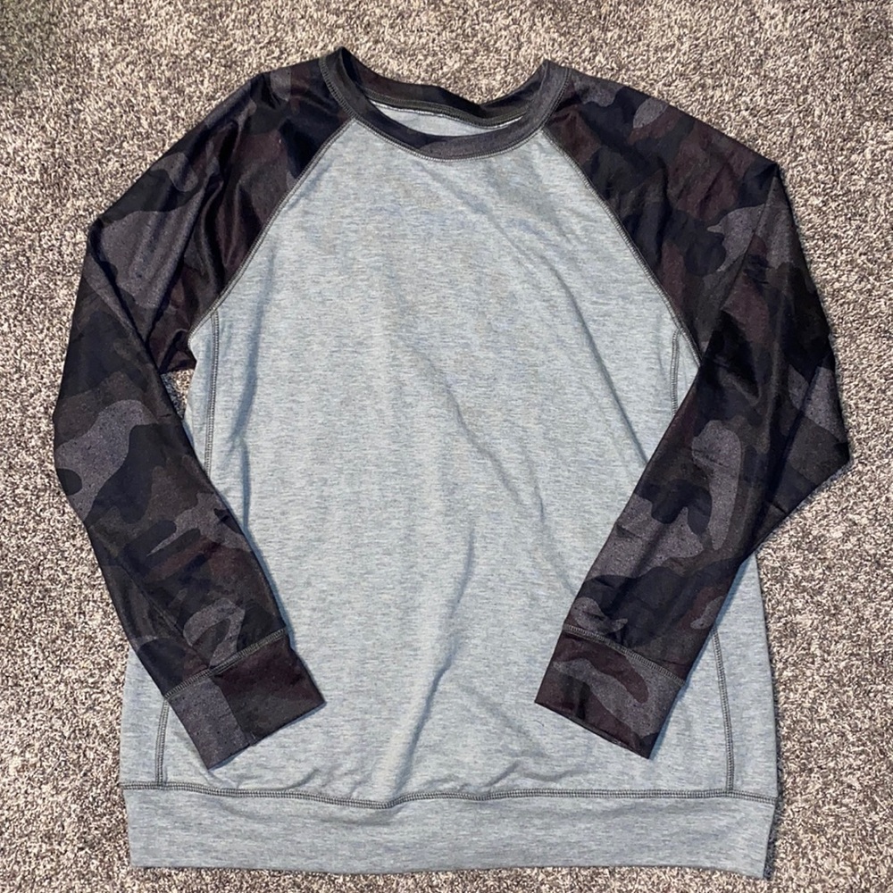 XL camo sweatshirt
